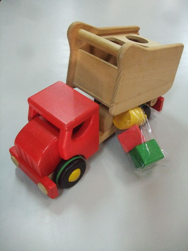 画像1: ☆バヨ　木のトラックかたちあわせ　おもちゃ Ｏ-4553